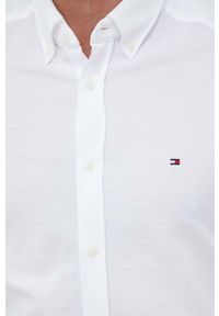 TOMMY HILFIGER - Tommy Hilfiger koszula bawełniana męska kolor biały slim z kołnierzykiem button-down. Typ kołnierza: button down. Kolor: biały. Materiał: bawełna. Wzór: aplikacja #4