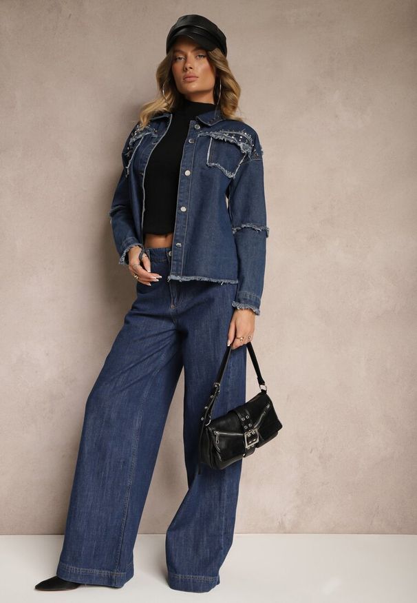 Renee - Granatowa Jeansowa Kurtka z Bawełny z Rozprutymi Elementami i Ćwiekami Trudilla. Kolor: niebieski. Materiał: bawełna, jeans