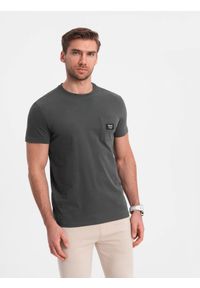 Ombre Clothing - Casualowy t-shirt męski z naszywką na kieszeni – grafitowy V11 - Rozmiar: XXL. Okazja: na co dzień. Kolor: szary. Materiał: guma, skóra, jersey, bawełna. Wzór: aplikacja. Styl: casual