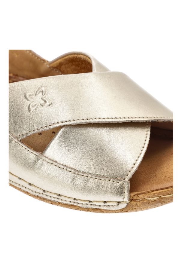 Złote Sandały Maciejka Wygodne Obuwie Damskie. Okazja: na co dzień. Zapięcie: pasek. Kolor: złoty. Wzór: kwiaty. Styl: casual, wizytowy