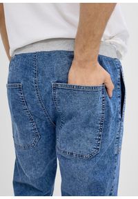 bonprix - Lekkie długie bermudy jeansowe z elastyczną gumką w talii, relaxed fit. Kolor: niebieski. Długość: długie. Wzór: prążki #3