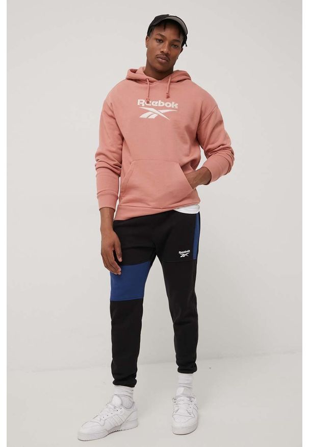 Reebok Classic bluza bawełniana męska kolor różowy z kapturem z aplikacją. Typ kołnierza: kaptur. Kolor: różowy. Materiał: bawełna. Wzór: aplikacja