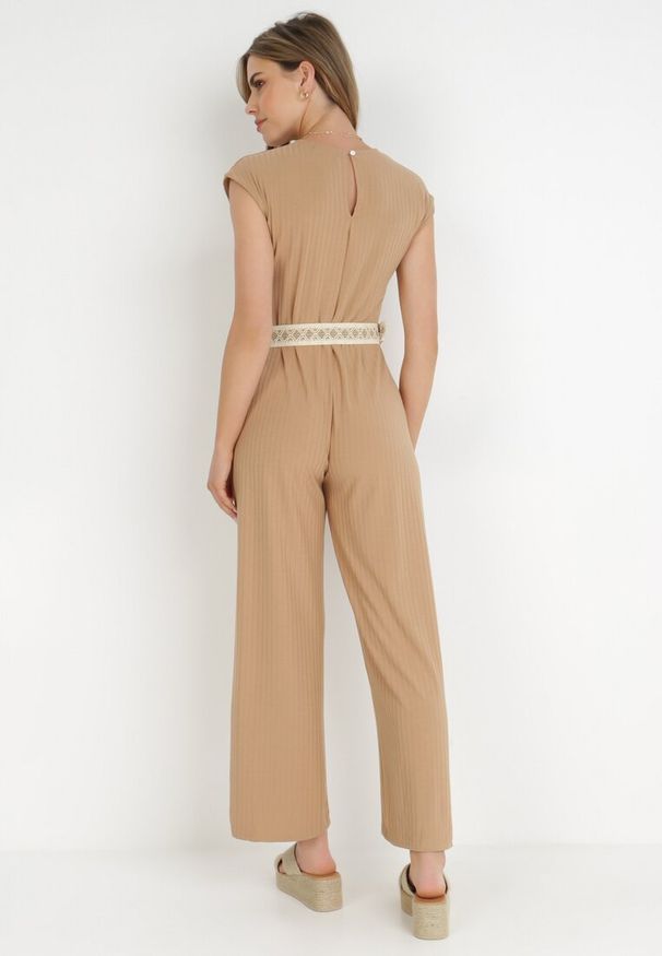 Born2be - Beżowy Kombinezon z Paskiem Thalaera. Kolor: beżowy. Materiał: prążkowany, dzianina. Długość rękawa: krótki rękaw. Długość: krótkie. Wzór: jednolity. Sezon: lato. Styl: boho