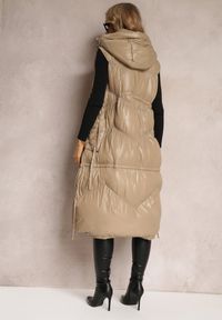 Renee - Beżowa Długa Kamizelka Pikowana z Kapturem Azalira. Typ kołnierza: kaptur. Kolor: beżowy. Długość: długie. Wzór: aplikacja. Styl: elegancki #4