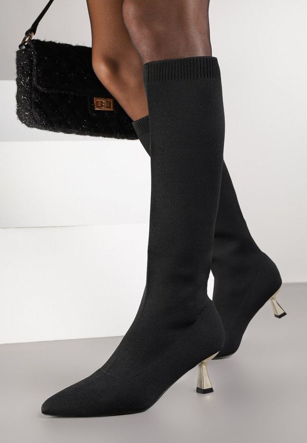 Renee - Czarno-Złote Kozaki Vices na Kaczuszce Ozdobione Skarpetową Cholewką Asonelle. Okazja: na co dzień. Kolor: czarny. Szerokość cholewki: normalna. Wzór: aplikacja. Obcas: na szpilce. Styl: klasyczny, casual