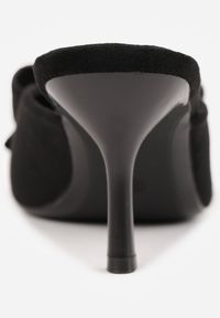 Renee - Czarne Klapki Mule na Szpilce z Kokardką Kimoseis. Nosek buta: otwarty. Kolor: czarny. Materiał: zamsz, skóra. Wzór: aplikacja. Sezon: lato. Obcas: na szpilce. Wysokość obcasa: średni #8