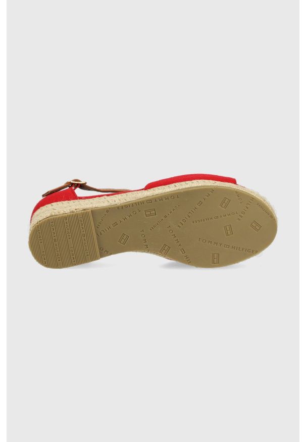 TOMMY HILFIGER - Tommy Hilfiger sandały dziecięce kolor czerwony. Zapięcie: klamry. Kolor: czerwony. Materiał: guma, materiał. Wzór: gładki. Obcas: na koturnie