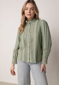 Born2be - Zielona Koszula ze Stójką i Koronką Argochis. Typ kołnierza: kołnierzyk stójkowy. Kolor: zielony. Materiał: koronka. Wzór: koronka #3