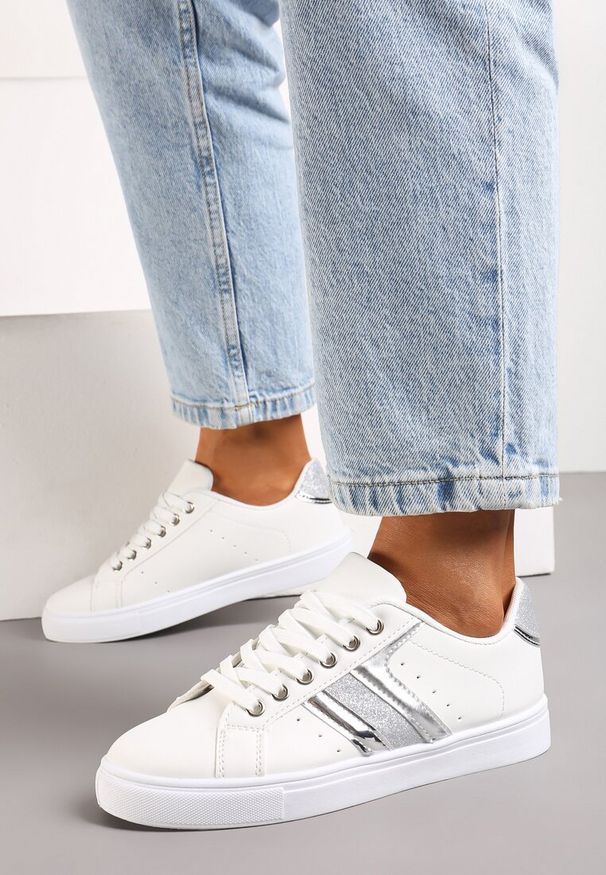 Renee - Biało-Srebrne Casualowe Sneakersy z Brokatem i Metalicznym Zdobieniem Tidalis. Okazja: na co dzień. Nosek buta: okrągły. Zapięcie: sznurówki. Kolor: biały. Materiał: materiał. Wzór: aplikacja. Obcas: na obcasie. Wysokość obcasa: niski