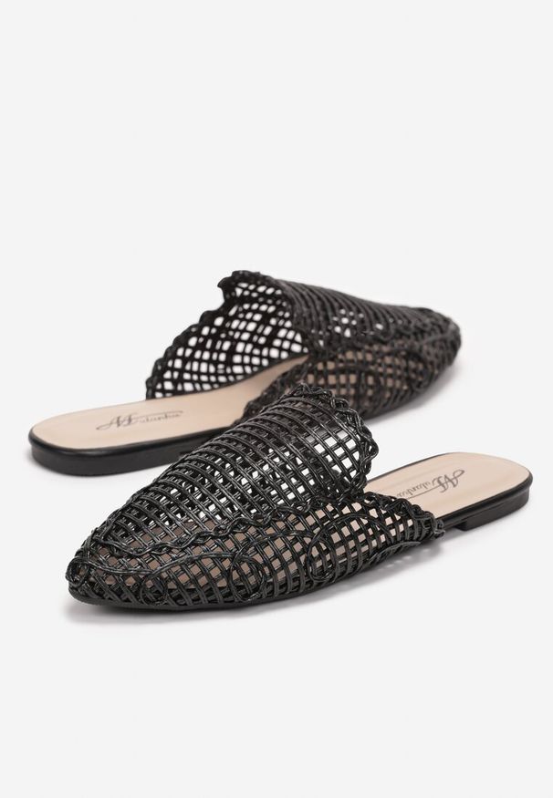 Renee - Czarne Klapki Ażurowe ze Szpiczastym Noskiem Mateo. Nosek buta: szpiczasty. Kolor: czarny. Wzór: ażurowy