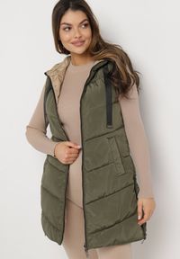 Born2be - Ciemnozielona Pikowana Kamizelka Dwustronna z Kapturem i Sznurkami Leorani. Okazja: na co dzień, na spacer. Typ kołnierza: kaptur. Kolor: zielony. Materiał: jeans. Styl: casual, sportowy #6