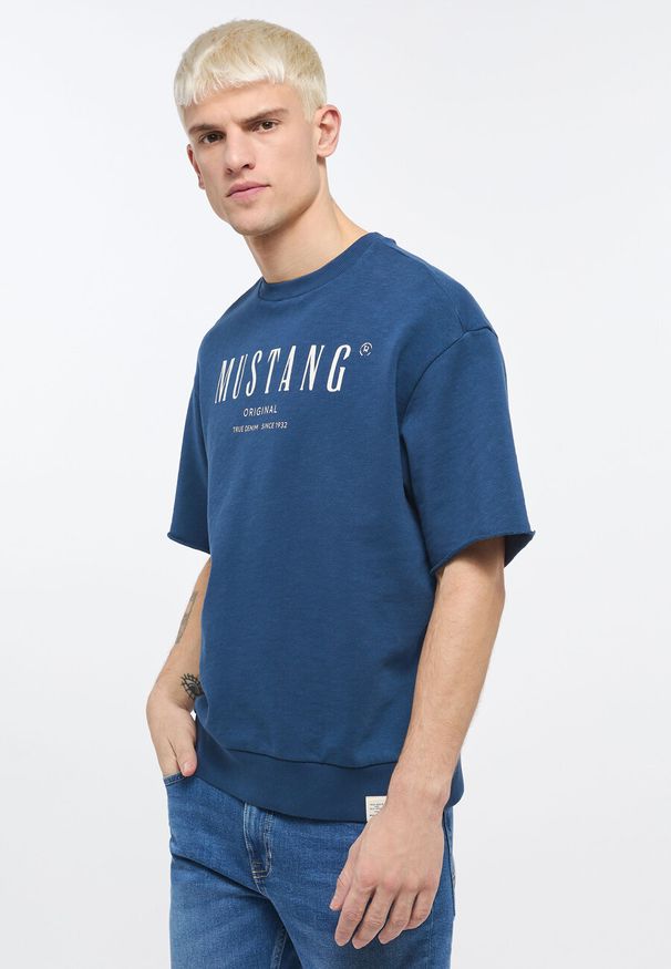 Mustang - MUSTANG BEN CREWNECK SSLEEVE MĘSKA BLUZA Z KRÓTKIM RĘKAWEM INSIGNIA BLUE 1013870 5230. Długość rękawa: krótki rękaw. Długość: krótkie