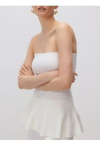 Reserved - Top z baskinką - biały. Kolor: biały. Materiał: wiskoza, dzianina. Styl: klasyczny #1