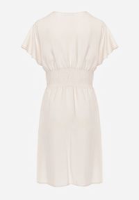 Born2be - Beżowa Sukienka z Wiskozy Saede. Okazja: na co dzień. Kolor: beżowy. Materiał: wiskoza. Wzór: gładki. Sezon: lato. Typ sukienki: kopertowe. Styl: casual. Długość: mini #4