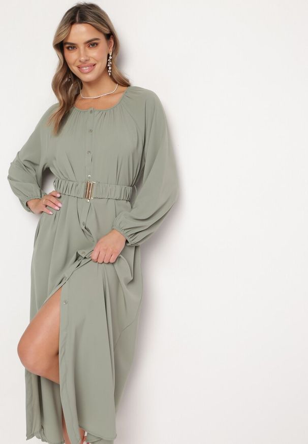 Born2be - Ciemnozielona Luźna Sukienka Maxi z Guzikami i Paskiem z Ozdobną Klamrą Liriti. Kolor: zielony. Wzór: aplikacja. Długość: maxi