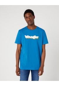 Wrangler - WRANGLER GRAPHIC TEE MĘSKI T-SHIRT KOSZULKA Z NADRUKIEM LOGO DEEP WATER W753EE69F. Wzór: nadruk