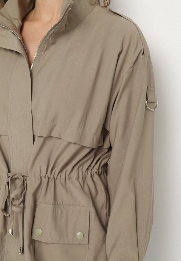 Born2be - Beżowa Kurtka Parka z Bawełną Ściągana w Pasie Troczkiem Zapinana na Napy Velethra. Kolor: beżowy. Materiał: bawełna