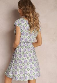 Renee - Zielono-Fioletowa Bawełniana Sukienka Mini w Mozaikowy Wzór z Gumką w Talii Fiyona. Kolor: zielony. Materiał: bawełna. Długość: mini #5