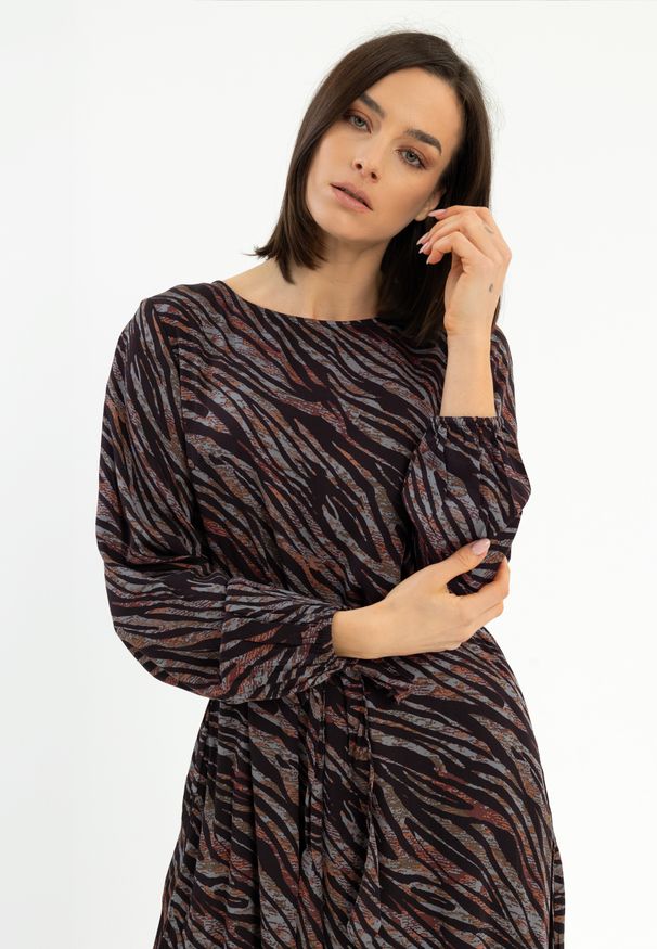 Volcano - Wiskozowa sukienka G-MAIZE. Okazja: na spotkanie biznesowe. Materiał: wiskoza. Wzór: nadruk. Styl: wizytowy, klasyczny, biznesowy. Długość: midi