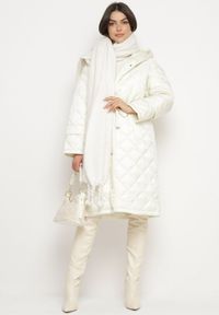 Born2be - Jasnobeżowa Pikowana Kurtka o Długim Kroju z Kapturem Paskiem i Ściągaczami w Talii Nikiana. Okazja: na co dzień. Typ kołnierza: kaptur. Kolor: beżowy. Materiał: jeans. Długość: długie. Styl: sportowy, klasyczny, casual, elegancki #3