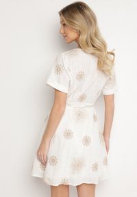 Born2be - Biała Sukienka w Stylu Boho w Haftowane Kwiaty ze Sznurkiem Evionis. Okazja: na co dzień. Typ kołnierza: dekolt w serek. Kolor: biały. Wzór: haft, kwiaty. Styl: boho #4