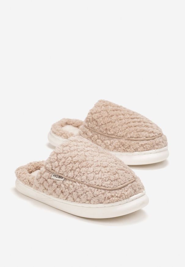 Born2be - Beżowe Kapcie z Futerka Typu Baranek Nanlia. Kolor: beżowy. Materiał: futro