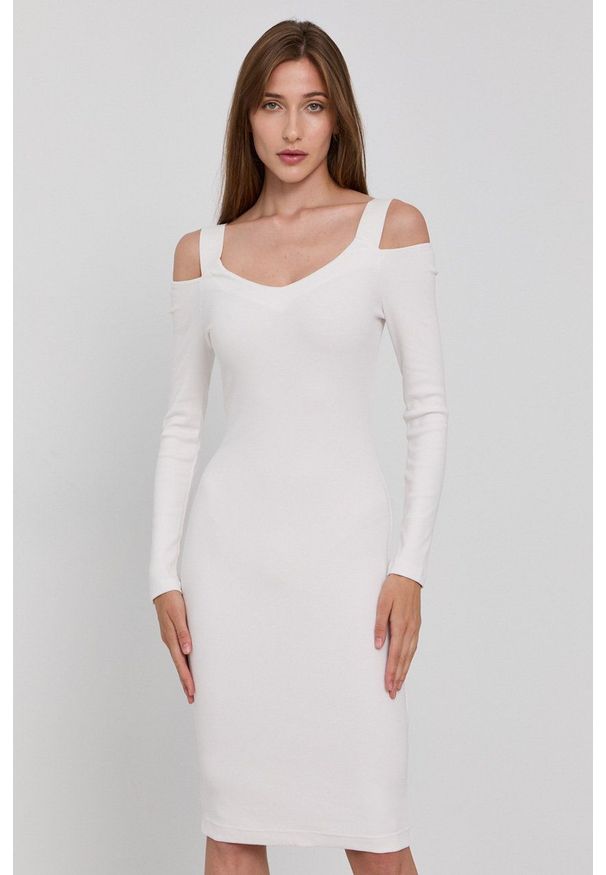 Guess Sukienka kolor biały mini dopasowana. Kolor: biały. Materiał: materiał, wiskoza, dzianina. Długość rękawa: długi rękaw. Wzór: gładki. Typ sukienki: dopasowane. Długość: mini