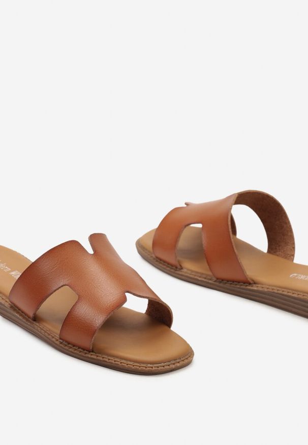 Renee - Brązowe Płaskie Klapki z Wycięciami na Pasku Wiasta. Okazja: na co dzień. Kolor: brązowy. Materiał: len. Styl: casual