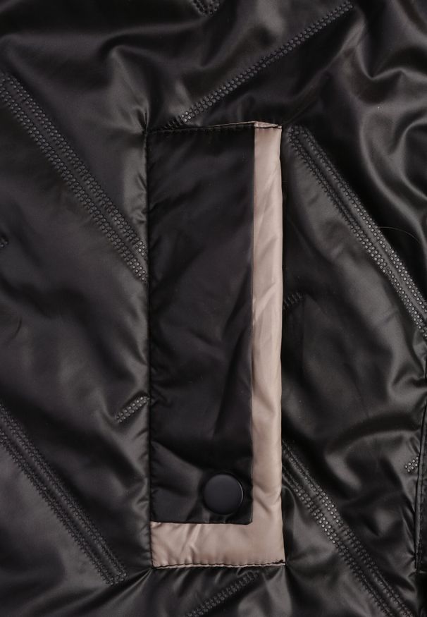 Born2be - Czarna Kurtka Pikowana z Odpinanym Kapturem i Ściągaczami po Bokach Nusarianis. Okazja: na co dzień, na spacer. Kolor: czarny. Materiał: jeans. Długość rękawa: długi rękaw. Długość: długie. Styl: casual, elegancki