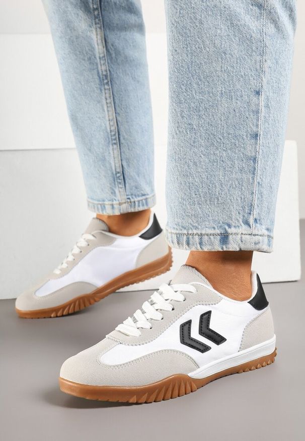 Born2be - Biało-Czarne Sneakersy w Stylu Klasycznych Tenisówek z Ozdobnymi Przeszyciami Mepnia. Okazja: na co dzień. Kolor: biały. Materiał: jeans