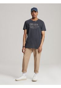 Diverse - T-shirt męski z nadrukiem CALI SOL 02 S1817 - granatowy. Kolor: niebieski. Materiał: poliester, bawełna. Wzór: nadruk #4