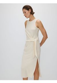 Reserved - Sukienka midi z wiązaniem - kremowy. Kolor: kremowy. Materiał: tkanina. Wzór: gładki. Typ sukienki: proste. Długość: midi