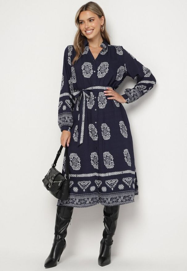 Born2be - Granatowa Koszulowa Sukienka Ozdobiona Ornamentalnym Wzorem z Wiązanym Paskiem Roriola. Okazja: do pracy, na co dzień. Kolor: niebieski. Materiał: wiskoza, tkanina, skóra. Wzór: aplikacja. Typ sukienki: koszulowe. Styl: elegancki, klasyczny, casual