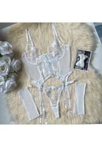 Intica - Komplet bielizny z kwiatowym haftem na romantyczne wieczory Gayane. Kolor: biały. Materiał: materiał. Wzór: kwiaty, haft