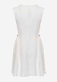 Born2be - Biała Elegancka Sukienka Bez Rękawów Zdobiona Przypinkami w Talii Rhaegina. Okazja: na co dzień. Kolor: biały. Długość rękawa: bez rękawów. Wzór: aplikacja. Typ sukienki: rozkloszowane, proste. Styl: elegancki #2