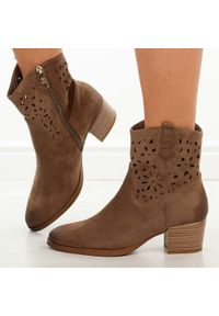 C.Beżowe ażurowe botki damskie na obcasie Vinceza 58452. Okazja: na co dzień, na spacer. Kolor: beżowy. Szerokość cholewki: normalna. Wzór: ażurowy. Materiał: zamsz. Sezon: wiosna, lato, jesień. Obcas: na obcasie. Styl: casual, klasyczny, elegancki. Wysokość obcasa: średni #1