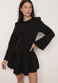 Born2be - Czarna Sukienka VICES o Rozkloszowanym Kroju z Szerokimi Rękawami Natemia. Okazja: na ślub cywilny, na wesele, na imprezę. Kolor: czarny. Materiał: futro. Styl: klasyczny #6