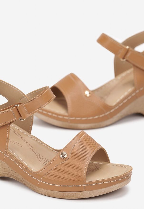 Born2be - Brązowe Sandały Niskim Koturnie z Rzepem Kycia. Okazja: na co dzień. Zapięcie: rzepy. Kolor: brązowy. Obcas: na koturnie. Styl: casual