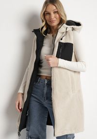 Born2be - Czarna Pikowana Kamizelka Dwustronna z Futerkiem Typu Baranek i Kapturem Lertiala. Okazja: na co dzień. Kolor: czarny. Materiał: futro. Wzór: aplikacja. Styl: casual, elegancki, klasyczny #7