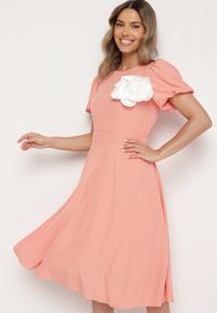 Born2be - Różowa Sukienka Vices o Rozkloszowanym Kroju z Odpinanym Kwiatem 3D Rallarea. Kolor: różowy. Wzór: kwiaty. Sezon: wiosna, lato #3