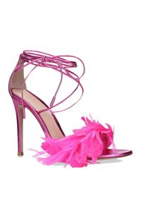 GIANVITO ROSSI - Różowe sandały z ozdobnymi piórami. Okazja: na imprezę. Nosek buta: okrągły. Zapięcie: pasek. Kolor: różowy, wielokolorowy, fioletowy. Materiał: lakier. Wzór: aplikacja. Styl: wizytowy #5