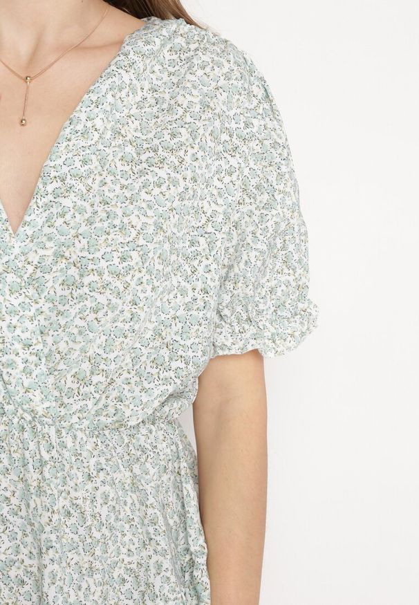 Born2be - Biało-Zielona Sukienka Mini z Falbankami i Kopertowym Dekoltem z Gumką w Talii Isarola. Typ kołnierza: kołnierz z falbankami. Kolor: biały. Wzór: kwiaty. Sezon: lato. Typ sukienki: kopertowe. Długość: mini