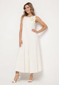 Born2be - Jasnobeżowy Kombinezon z Wiskozą i Broszką Kwiatu 3D Odellira. Okazja: na co dzień. Kolor: beżowy. Materiał: wiskoza. Wzór: kwiaty. Styl: elegancki, casual #1