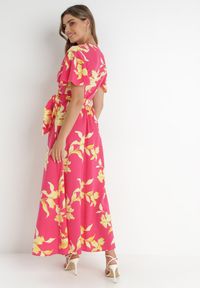 Born2be - Fuksjowa Sukienka Diokharei. Kolor: różowy. Materiał: wiskoza. Długość rękawa: krótki rękaw. Wzór: kwiaty. Typ sukienki: kopertowe. Długość: maxi #5