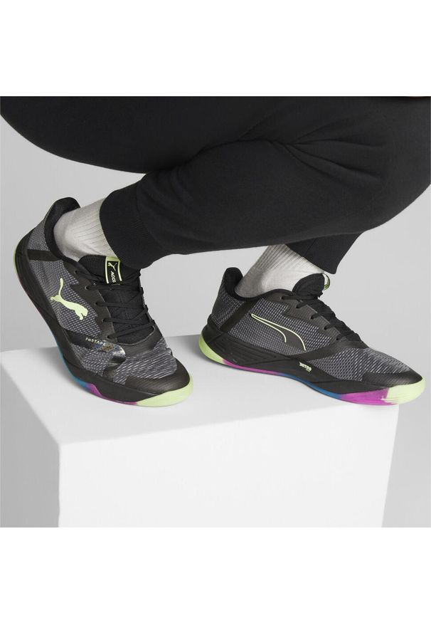 Buty halowe Puma Accelerate Turbo Nitro II. Kolor: wielokolorowy, niebieski, czarny. Materiał: tkanina, materiał, syntetyk. Sport: piłka ręczna