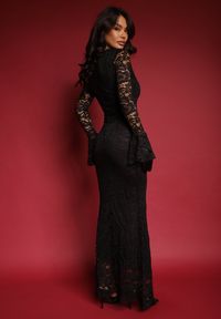 Renee - Czarna Dopasowana Sukienka Zdobiona Koronką z Rozszerzanym Dołem Hannalis. Okazja: na imprezę. Kolor: czarny. Materiał: koronka. Wzór: koronka, aplikacja. Typ sukienki: dopasowane. Styl: elegancki #5