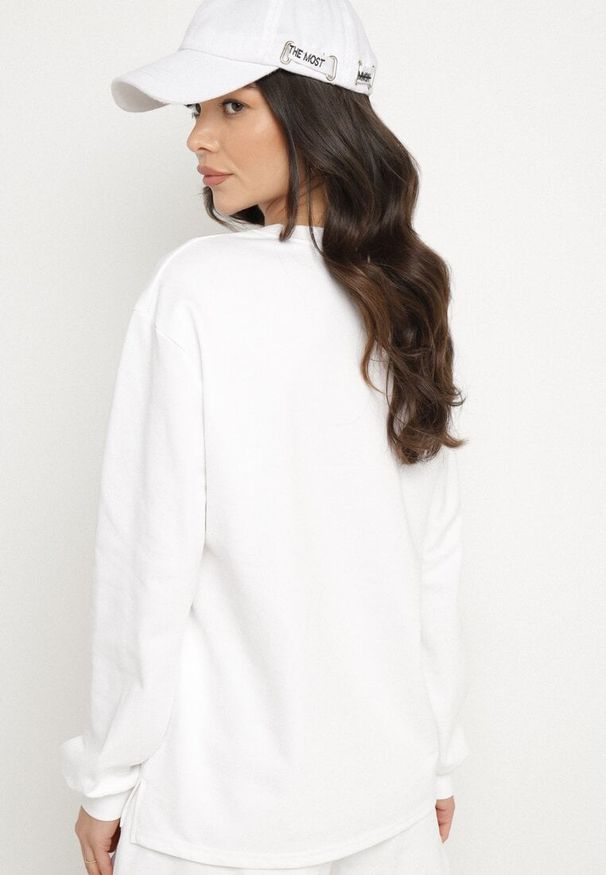 Born2be - Biała Bawełniana Bluza z Nadrukiem z Wiśniami Lilzeki. Kolor: biały. Materiał: bawełna. Długość rękawa: długi rękaw. Długość: długie. Wzór: nadruk. Styl: klasyczny