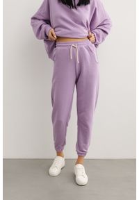 Marsala - Spodnie dresowe typu jogger w kolorze LILA DREAM- DRIPS-L. Kolor: fioletowy. Materiał: dresówka. Styl: elegancki
