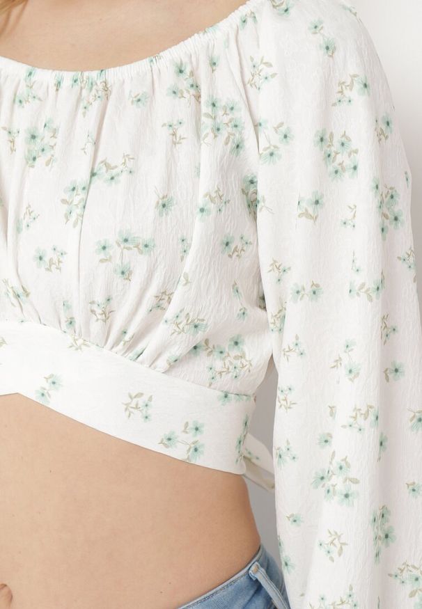 Born2be - Biało-Zielona Bluzka w Stylu Boho w Drobne Kwiatki z Wiązaniem i Bufiastymi Rękawami Afrinda. Okazja: na co dzień. Kolor: zielony. Materiał: bawełna. Wzór: kwiaty. Styl: boho