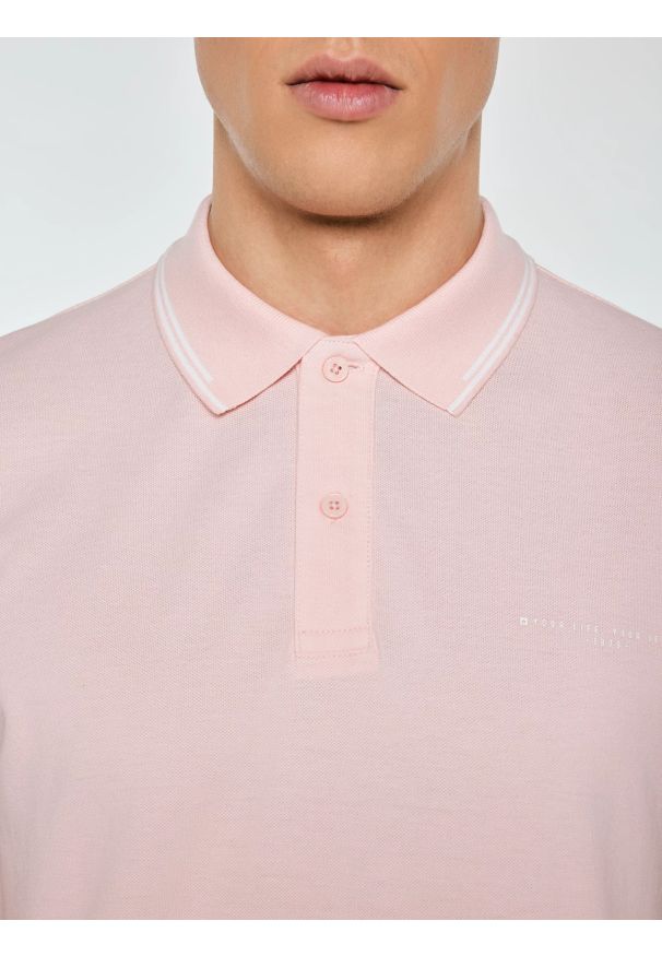 Big-Star - koszulka męska polo różowa wladym 601. Okazja: na co dzień. Typ kołnierza: polo. Kolor: różowy. Materiał: dzianina. Wzór: nadruk, jednolity. Styl: casual, klasyczny